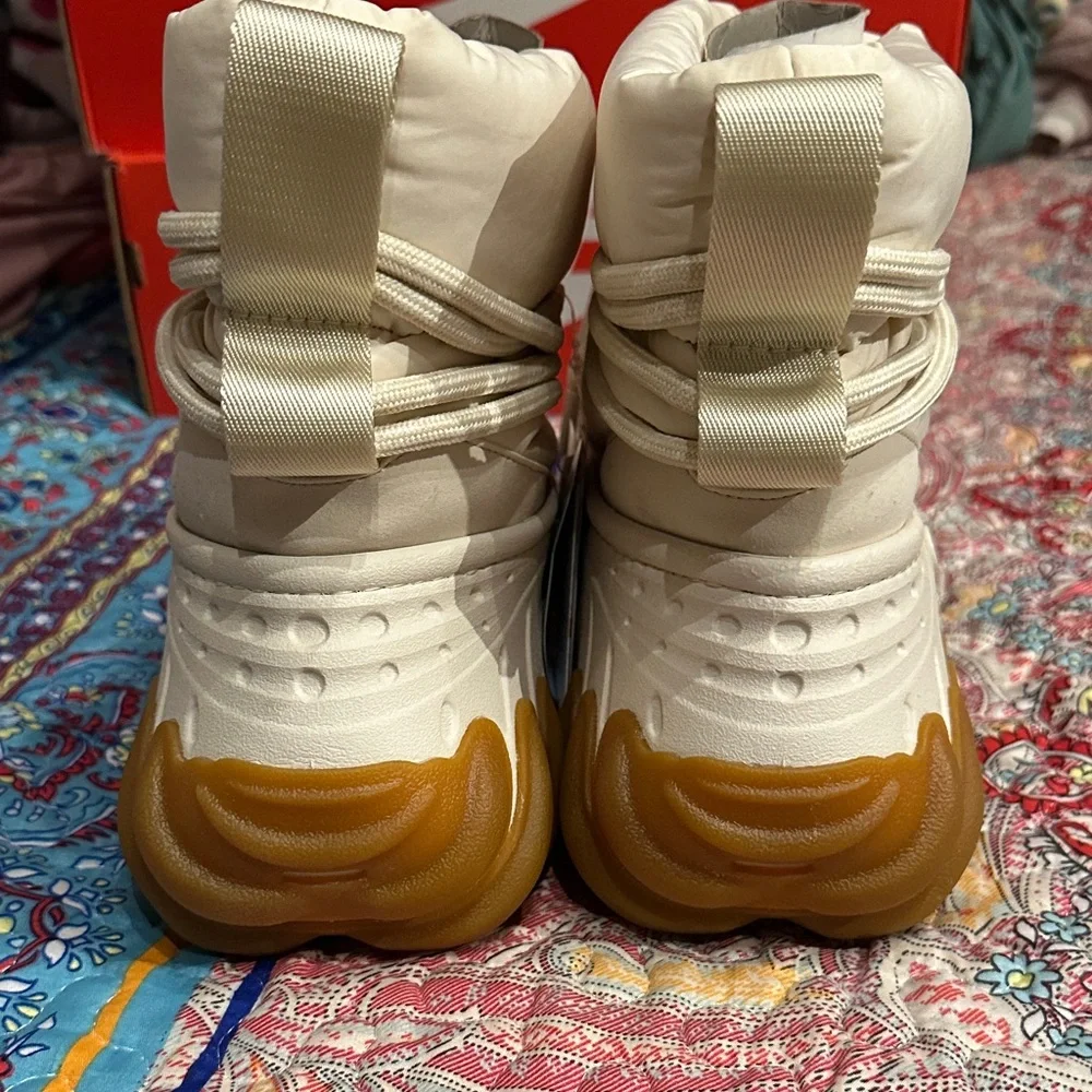 Crocs Echo Cream and Tan High-Top thermal Boots